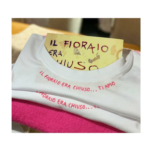 T-SHIRT RICAMATA "IL FIORAIO ERA CHIUSO... TI AMO"