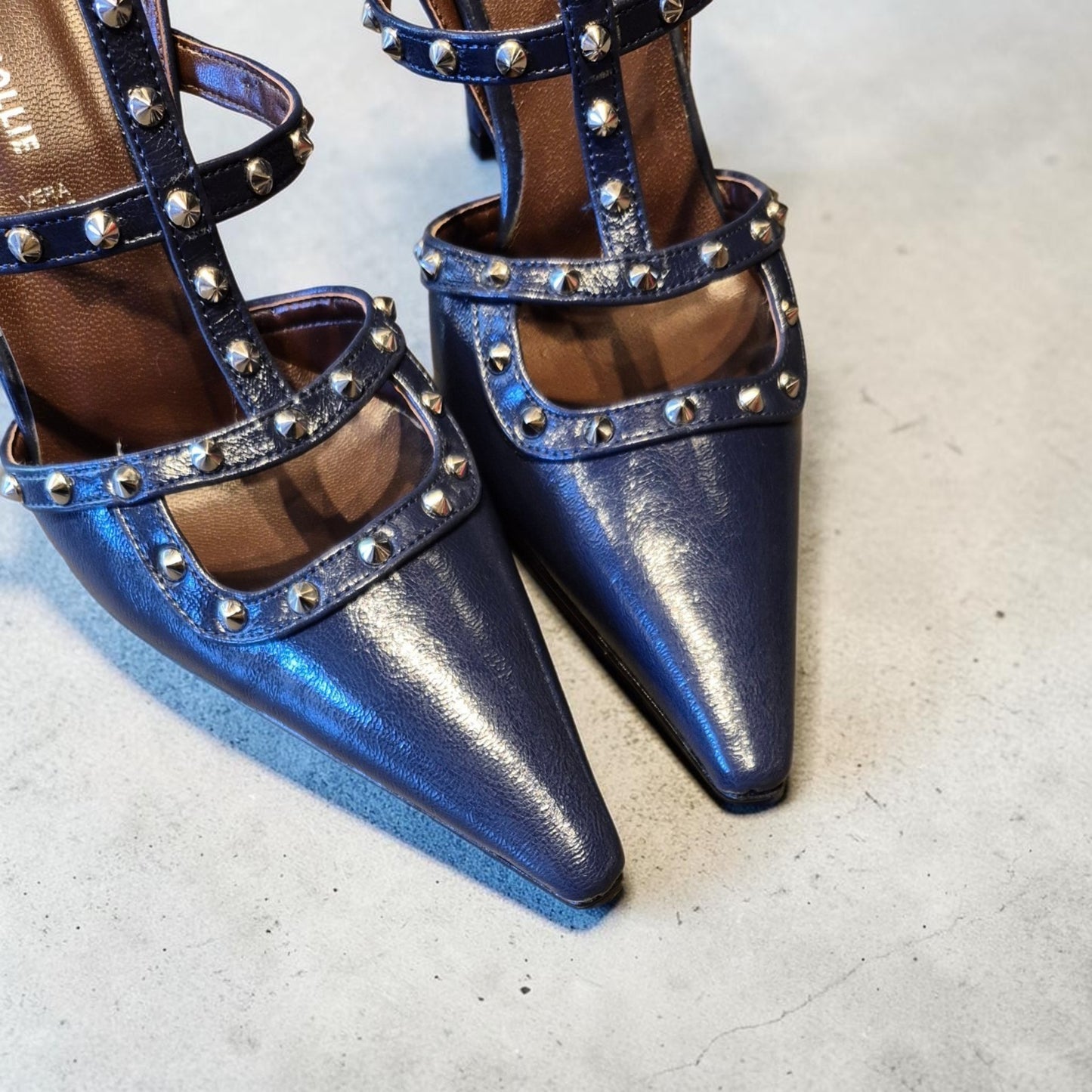 Scarpa a T borchie blu