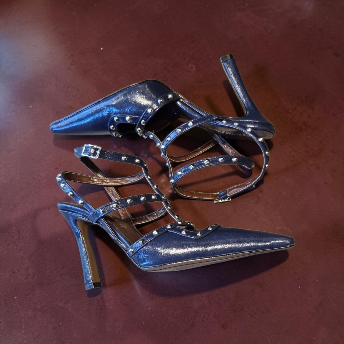 Scarpa a T borchie blu