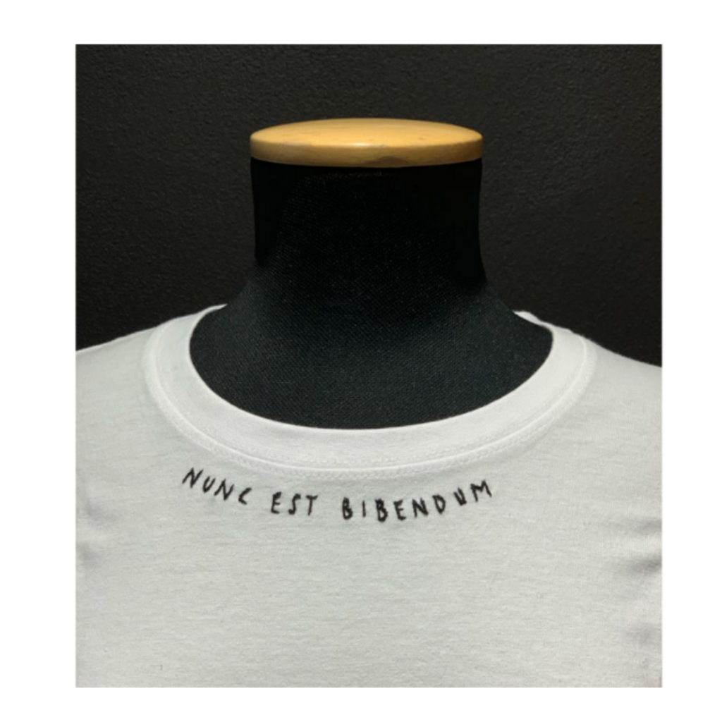 T-SHIRT RICAMATA "NUNC EST BIBENDUM"