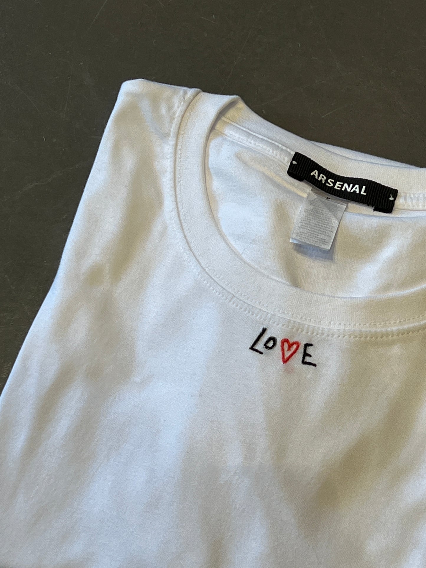 T-SHIRT RICAMATA "LOVE"